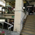 ツマガリ 甲陽園本店 - 中二階には喫茶があります。