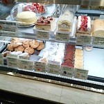 ツマガリ 甲陽園本店 - 店内には生菓子があります。