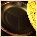 無限道 - みずみずしい蕎麦だけど、ザルの下には水が垂れていない。