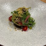 UNE TABLE - ナスとお魚のサラダ　プチプチの黒米