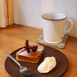 ラス ルセス - ケーキセット（1000円） ・季節のタルト（スパイスパンプキン） ・ハーブティ（よもぎ）