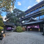 うな菊 - 右が菊水楼で左がうな菊さんの入口です