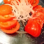 電気食堂 - トマトにかかってるドレッシングが美味い