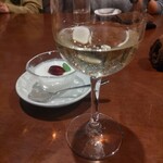 中華ダイニング 一途一心 - 杏仁豆腐の時にマンゴージュースお願いしたら売り切れで白ワイン追加♪