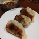 中華ダイニング 一途一心 - 焼餃子　前菜のよだれ鶏のタレつけて頂きます