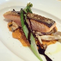 海人 - ランチ シャケのソテー。レアな仕上げで絶品！