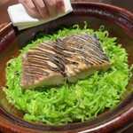 銀座 有涯 - 食事2種目は、
      鰆(三重)と万願寺とうがらしの土鍋ご飯　◎
      まずその美しい色のコントラストに心奪われる
      味はもちろん言うまでもなし