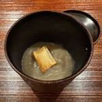 銀座 有涯 - ⁃﻿茶菓子-
      牛蒡のお汁粉
      しっかりゴボウ、甘さ控えめで上品