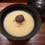 銀座 有涯 - -椀-
      栗（丹波）と雲子（北海道）の白味噌仕立てのお椀　◎
      栗と白子の組み合わせ、新鮮だけど美味