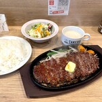 1ポンドのステーキハンバーグ タケル - タケルステーキ300g（1,300円）ライス大盛り最近は150gで1,500円近いお店が多い中、素晴らしいコスパ‼️