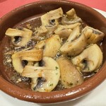 びいどろ - シャンピニオンのセゴビア風はオイルをパンに浸して食べるのが絶品なんです。