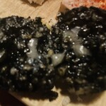 上六ワイン - イカスミパエリアのクロケッタ