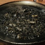 上六ワイン - アオリイカのイカスミパエリア