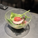 ラ・メゾン アンソレイユターブル - 茄子とモッツァレラのミートソースパスタのセット、有機野菜の彩りサラダ（ベビーリーフ、ビーツ）