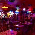La Cucaracha Mexican Bar and Grill - 海外ローカルスポーツバーの雰囲気！