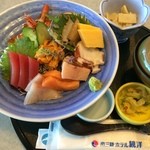 Shisaido - ホテル観洋の中にあるシーサイドで食事。
                        南三陸丼 松を食した。
                        税込2160円。