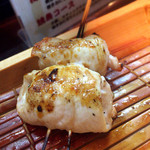 串道楽 仁和加 - 鶏のササミ串？ 紫蘇の葉が巻き込まれています。