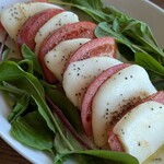 kaisembisutoroandobiagadenuohiro Honatsugi Ten - Grilled Caprese with Mozzarella and Tomato