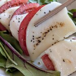 kaisembisutoroandobiagadenuohiro Honatsugi Ten - Grilled Caprese with Mozzarella and Tomatoes