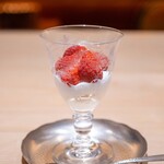 Makimura - Ibaraki Prefecture, Hokota City, Murata Farm Tochiotome
                      White Wine Jelly, Wasanbon Sugar Cream, Homemade Ice Cream