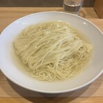 らーめんMAIKAGURA - 出汁に浸かった麺