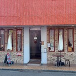 ビストロ・ラ・ターブル - 　　　　　　　　　　店前