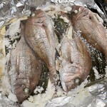鳥羽マルシェ - 格安だった小鯛も塩釜で立派なメイン