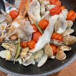 鳥羽マルシェ - キンメは1匹しかなかったのでアクアパッツァは1口ずつでしたが