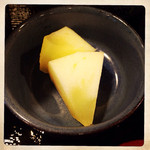 無限道 - この日の小皿は旬のリンゴがついてきた