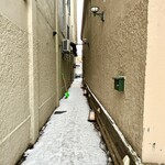 CAFE & BAR LAMP AND BELL - 入口までの通路