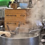 長田本庄軒 - 羽釜と麺箱