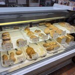 村島パン店 - 揚げパンやハンバーガーも美味しそうです。