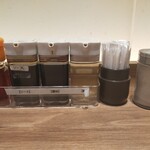 ちゃんぽん 蘇州林 長崎街道かもめ市場店 - 整然と並んだ卓上のメンツ　ソースは皿うどん用