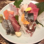 天海のろばた - 刺身おまかせ盛り２０００円
            焼き鯖、サーモン、ぶり、たこ、赤身、カツオの豪華キャスティング