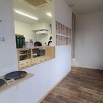 広島おむすび 米屋 - 店内は白い天井、白壁、木板張り床、コンパクトでシンプルな空間
おむすびは広島県産コシヒカリ100%使用し、毎朝、店内で精米&炊飯したお米で握っているそう
おむすび【12種類】、お弁当、豚汁などを販売