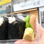 広島おむすび 米屋 - モーニングむすび(税込380円)
①おむすび【梅】②おむすび【おかか】③玉子焼き&ウインナー&枝豆2つ
新米の時期でお米が艶々、ふっくらとした炊き上がり、海苔がおむすびの蒸気を吸って一体なのも好み