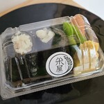 広島おむすび 米屋 - モーニングむすび(税込380円)
①おむすび【梅】②おむすび【おかか】③玉子焼き&ウインナー&枝豆2つ
新米の時期でお米が艶々、ふっくらとした炊き上がり、海苔がおむすびの蒸気を吸って一体なのも好み