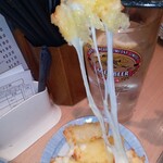 立ち呑み 晩杯屋 - モッツアレラめっちゃのびーるw