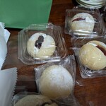 BOUL’ANGE - お店イチオシのハイジの白パン、あまおうイチゴジャムパン、カシスジャムパン、見切れてるあんバター