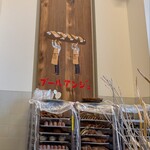 BOUL’ANGE - アパレル会社がやっておられるだけあって、店員さんが着ておられるTシャツの刺繍がこんな感じの絵で可愛かった。
      グッズで売って下さいって言いました。