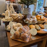 BOUL’ANGE - ここのコーナーでは豆大福パンとあんバターの白パンを買いました。スコーンも美味しそう