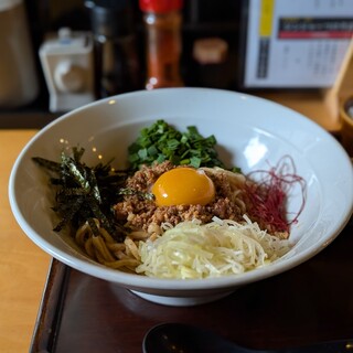 卵黄・平麺・ニラ・肉味噌が食欲をそそる逸品◆〆の追い飯付き