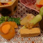 銀座 しのはら - チーズの漬、青味だいこん、数の子、菜の花の胡麻汚し、スモークサーモンでシャインマスカットを巻いたもの