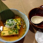 鳥伊勢 - だし巻き卵。お出汁の中に卵焼き