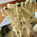 白河手打中華 賀乃屋 - ちぢれ麺リフト