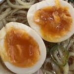 白河手打中華 賀乃屋 - 味玉割りズーム