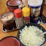 白河手打中華 賀乃屋 - 調味料と刻み玉ねぎ