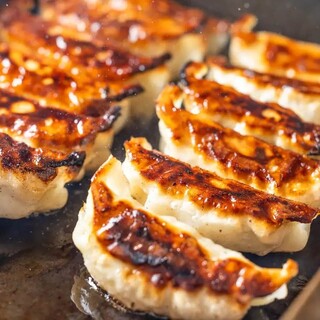 職人技が生む、究極の〈金の餃子〉