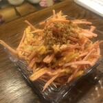 とんぼ - 人参ムーチョ。にんじんシリシリに砕きカラムーチョが振りかけられてます。マヨネーズも和えてあるのでそんなに辛くないのです。