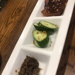 とんぼ - 手前からちりめんみそ、胡瓜浅漬、ヨコワのヅケ。